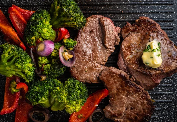 Gegrilde Biefstuk Met Lookboter Groenten Vlees Met Gegrilde Paprika Broccoli — Stockfoto