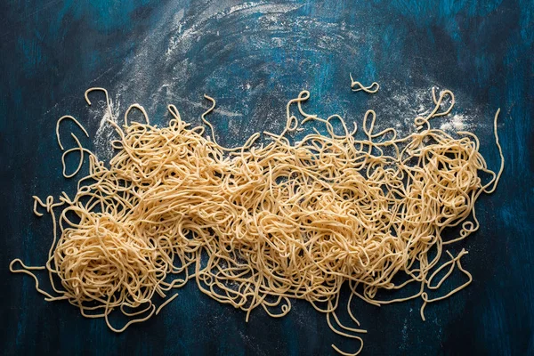 Fideos Huevo Secos Espaguetis Frescos Crudos Sobre Fondo Madera Azul —  Fotos de Stock