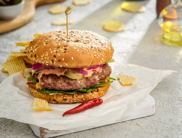 Zelfgemaakte Heerlijke Sappige Hamburger Met Rode Uienringen Gepekelde Komkommers Saus — Stockfoto