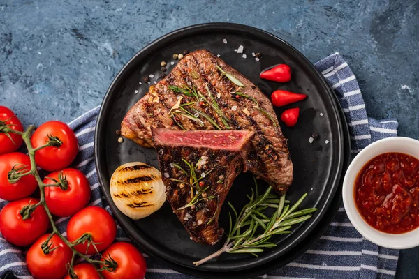 Hovězí Steak Hovězí Steak Střední Červenou Paprikou Aromatickými Bylinkami Smaženou — Stock fotografie