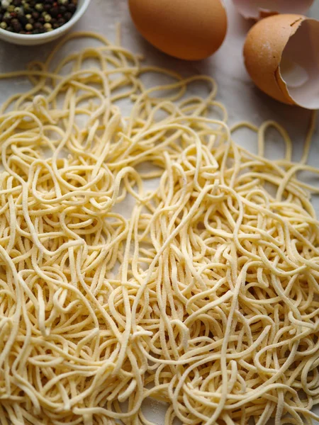 卵麺を乾燥させます 生の新鮮なスパゲッティ — ストック写真