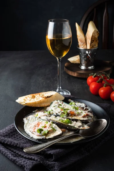 Musslor Med Blue Cheese Sås Och Vitlök Baguette — Stockfoto