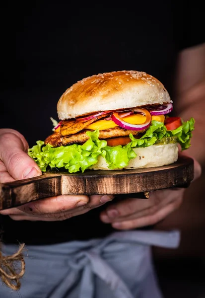 Male Ruce Držící Šťavnaté Chutné Cheeseburger Hovězí Maso Ledový Salát — Stock fotografie