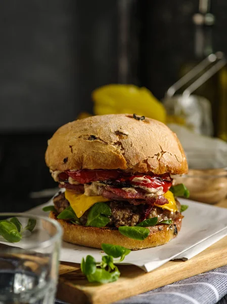 Zelfgemaakte Sappige Hamburger Met Rundvlees Spekjes Kaas Bulgaarse Peper Straatvoedsel — Stockfoto