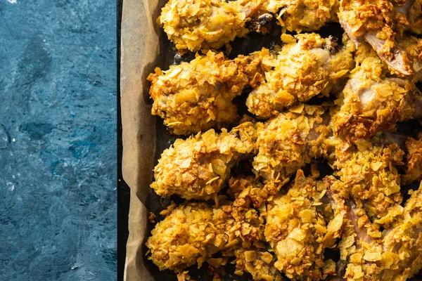 Ekmek arası tavuk kanadı. Kızarmış tavuk kanadı. Amerikan yemeği. Üst görünüm.