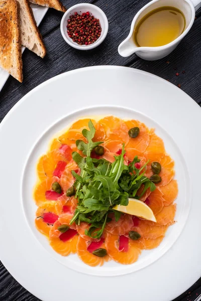 Tuna Dan Salmon Carpaccio Dengan Tarragon Capers Dan Lemon — Stok Foto