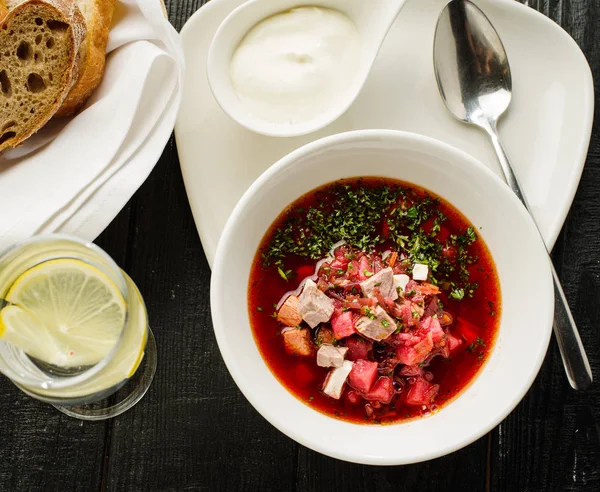 Hemmagjord Borsch Med Kött Och Gräddfil — Stockfoto