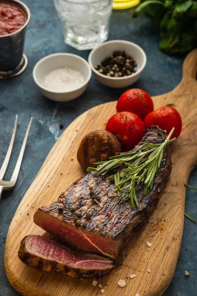 Vynikající Hovězí Steak Dřevěném Prkénku Plátky Grilované Hovězí Barbecue Cherry — Stock fotografie