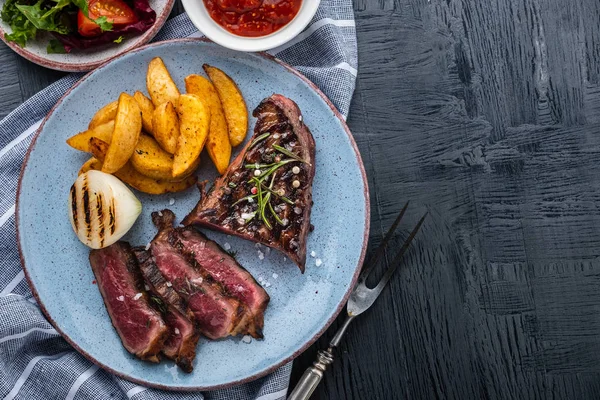 Gesneden Gegrilde Biefstuk Biefstuk Medium Met Aardappel Gebakken — Stockfoto