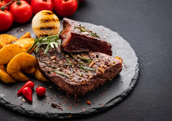 Marhasült Marha Steak Közepes Piros Bors Aromás Gyógynövények Sült Hagyma — Stock Fotó