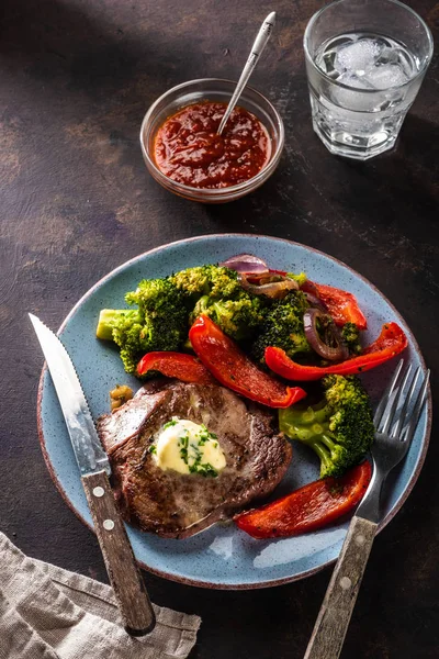 Gegrilde Biefstuk Met Lookboter Groenten Vlees Met Gegrilde Paprika Broccoli — Stockfoto