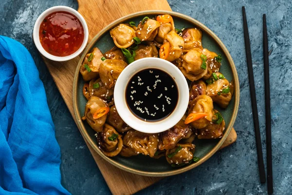 Stekta Kroppkakor Med Soja Sås Med Paprika Och Grön Lök — Stockfoto