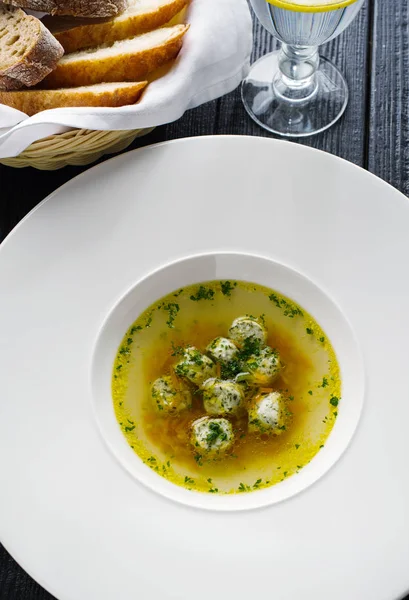 Kaldu Sup Dengan Bakso Piring Putih Konsep Untuk Menu Restoran — Stok Foto