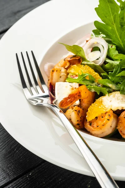 Fresh Sicilian Salad Shrimps Arugula Cheese Ripe Orange Slices — Stock Photo, Image