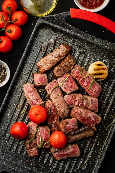 Segmenten Van Sappige Steak Met Cherry Tomaten Grill Pan — Stockfoto