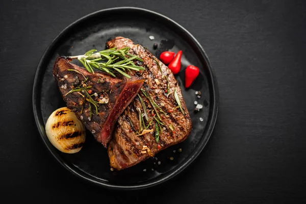 Biefstuk Biefstuk Medium Met Rode Peper Aromatische Kruiden Gebakken — Stockfoto