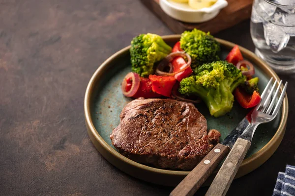 Gegrilde Biefstuk Met Groenten Vlees Met Gegrilde Paprika Broccoli Uien — Stockfoto