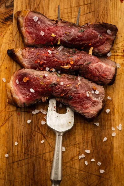 Rundvleesbiefstuk Vleesvork Houten Snijplank — Stockfoto