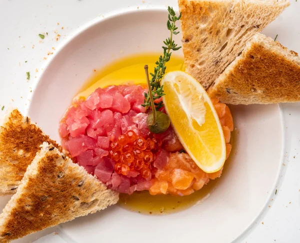 Tartar Salmón Atún Con Alcaparras Limón Caviar Rojo — Foto de Stock