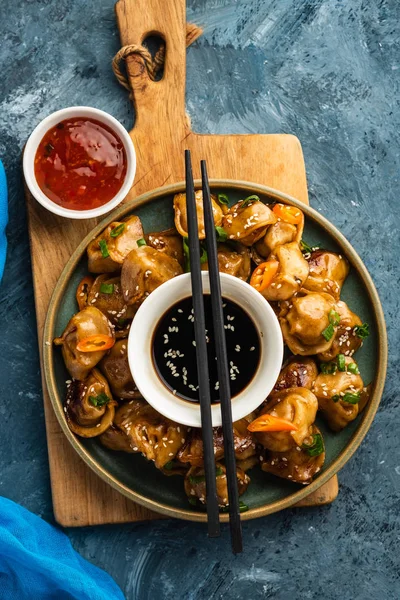 Stekta Kroppkakor Med Soja Sås Med Paprika Och Grön Lök — Stockfoto