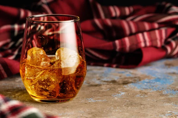 Csendélet Egy Pohár Bourbon Egy Pohár Whiskyt Jéggel Őszi Lép — Stock Fotó