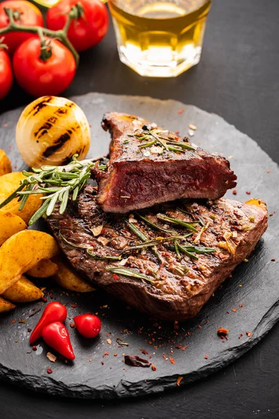 Hovězí Steak Hovězí Steak Střední Červenou Paprikou Aromatickými Bylinkami Smaženou — Stock fotografie