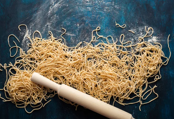 Suszony Makaron Jajeczny Surowego Spaghetti Świeże Niebieskim Tle Drewnianych — Zdjęcie stockowe