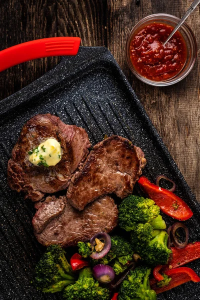 Carne Res Parrilla Con Mantequilla Ajo Verduras Carne Con Pimiento — Foto de Stock