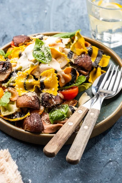 Pasta Farfalle Med Champinjoner Basilika Tomater Och Gräddsås Italiensk Husmanskost — Stockfoto