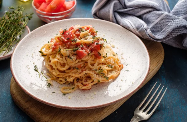 Espaguetis Con Tomates Tomillo Plato Sobre Una Mesa Azul — Foto de Stock