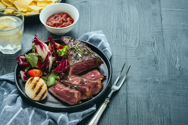 Gegrild Rundvlees Barbecue Met Verse Salade Gebakken Gesneden Blauwe Achtergrond — Stockfoto