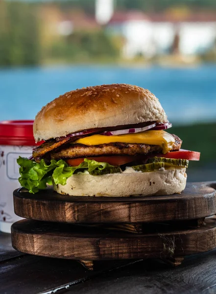 Šťavnaté Chutné Cheeseburger Hovězí Maso Ledový Salát Okurky Rajčaty Cibulí — Stock fotografie