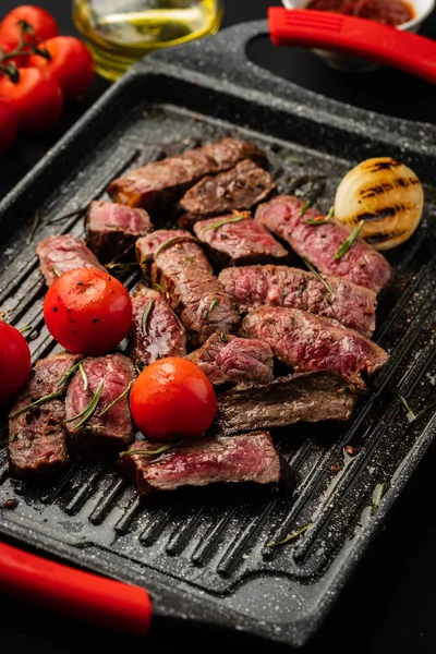 Segmenten Van Sappige Steak Met Cherry Tomaten Grill Pan — Stockfoto