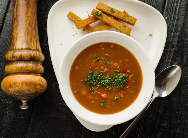 Sup Goulash Dengan Kacang Kacangan Paprika Dan Bawang Putih Croutons — Stok Foto