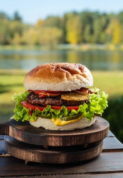 Sappige Heerlijke Cheeseburger Met Rundvlees Sla Augurken Tomaten Uien Ringen — Stockfoto