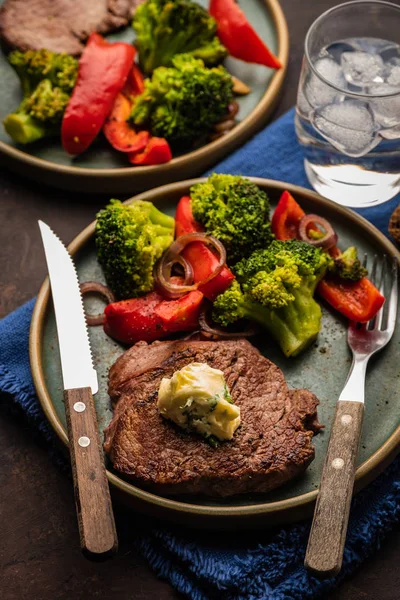 Gegrilde Biefstuk Met Lookboter Groenten Vlees Met Gegrilde Paprika Broccoli — Stockfoto