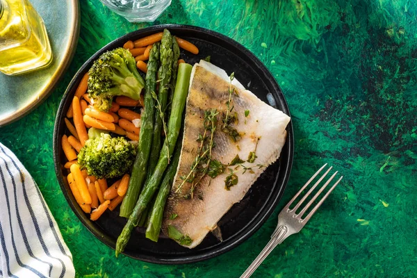 Pike perch fillet with asparagus, broccoli and carrots. Fried fish with stewed greens. — Stock Image Pike Perch Fillet Asparagus Broccoli Carrots Fried Fish Stewed Greens Stock Photo