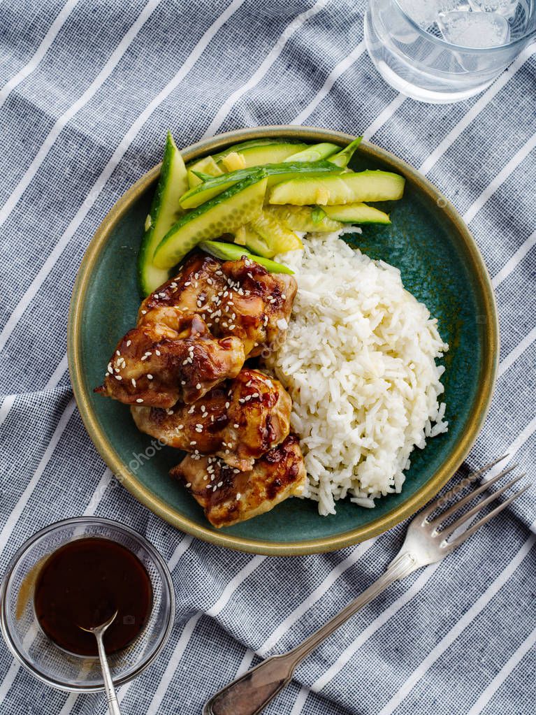 Pollo Hoisin. Cocina tradicional asiática. Pollo con salsa, arroz y