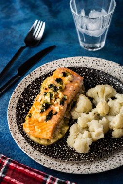 Ananas ve karnabahar ile Solomon fileto. Sebzeli balık.