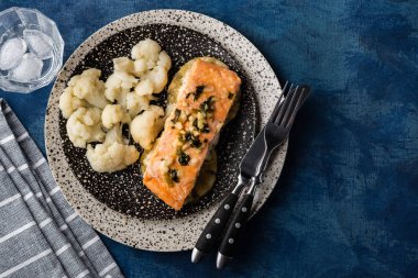 Ananas ve karnabahar ile Solomon fileto. Sebzeli balık. Üstte görüntü.