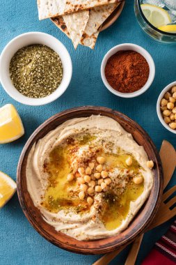Nohut, kırmızı biber, zeytinyağı ve oryantal baharatlar ile Klasik Humus. Nohut ve tahinli makarna Akdeniz popüler snack.