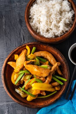 Kung Pao tavuk, tavuk, fıstık, sebze, pirinç ve biber ile tavada Çin sichuan geleneksel sichuan çanak.