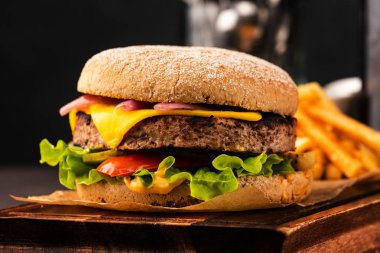 Marine soğan ve kırmızı biber ile lezzetli taze ev yapımı cheeseburger. Peynir ve Sebzeli Beef Burger