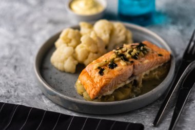 Ananas ve karnabahar ile Solomon fileto. Sebzeli balık. Sığ alan derinliği