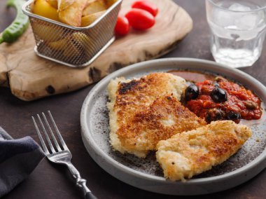 Domates-zeytin soslu ve patatesli kızarmış balık