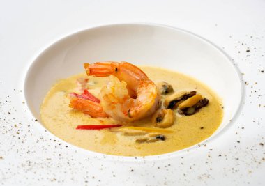 Karides ve istiridye ile deniz ürünleri çorbası, yakın çekim