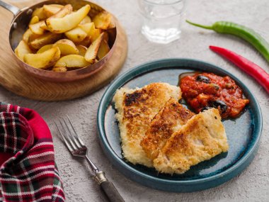 Domates-zeytin soslu ve patatesli kızarmış balık