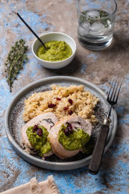 Cranberries, Pesto ve Pirinç ile Dilimlenmiş Tavuk Rulo