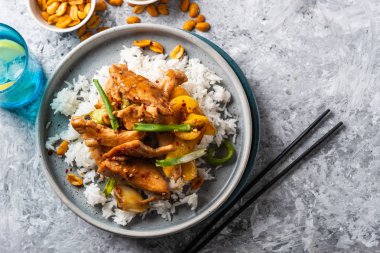 Kung Pao tavuk, tavuk, fıstık, sebze ve biber ile tavada Çin sichuan geleneksel sichuan çanak.