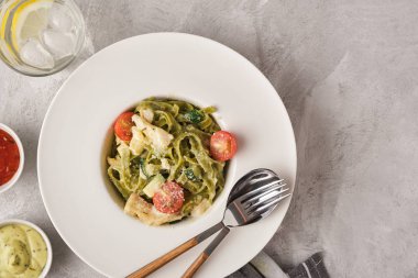 Kabak, domates ve morina ile ev yapımı Tagliatelle makarna. Üstte görüntü.